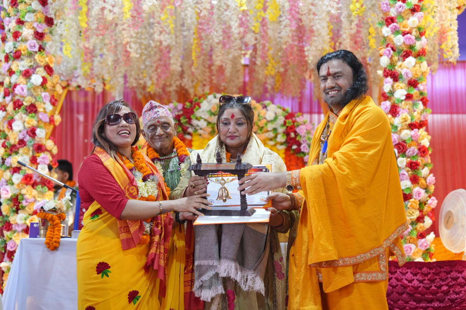 दीपा श्री निरौलाले गरिन आश्रम निर्माणको लागि ५१ हजार सेवा दान